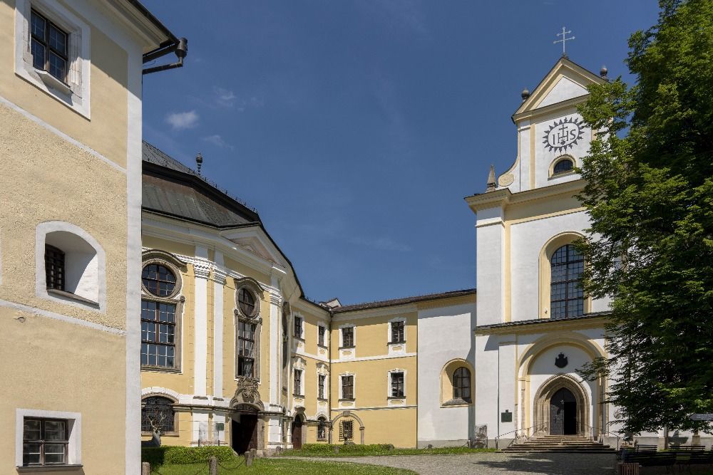 Zámek Žďár nad Sázavou budova vnitřní část kostel