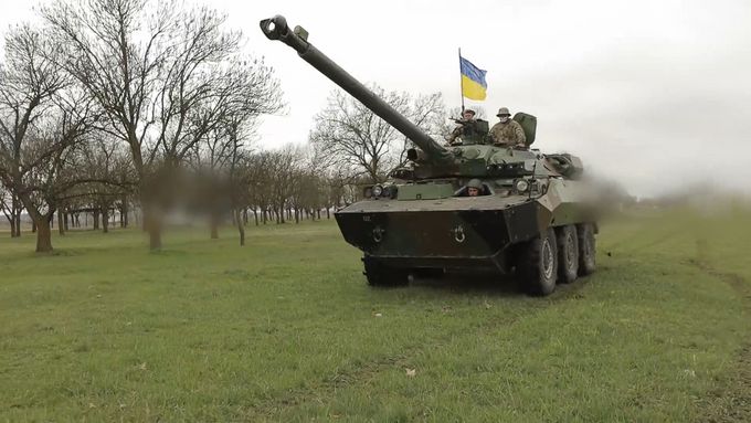 Ukrajinská námořní pěchota vítá novou kavalerii francouzské výroby AMX-10