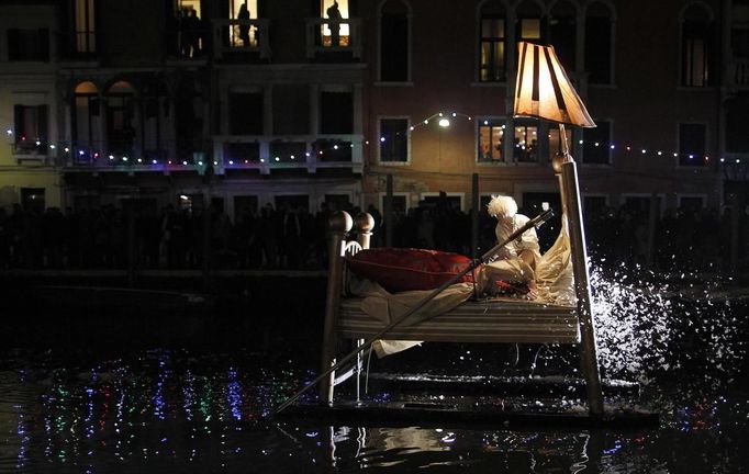 An artist from the French performance group called Ilotopie performs in an aquatic show "MetaMorPhosiS Aquaticae" on the Cannaregio Canal during a parade as part of the opening ceremony of the Venice carnival January 26, 2013. REUTERS/Alessandro Bianchi (ITALY - Tags: SOCIETY) Published: Led. 26, 2013, 8:34 odp.