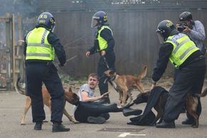 Británii pohltily protesty, lidé útočí na migranty i mešity. Zastavte čluny, hřímají