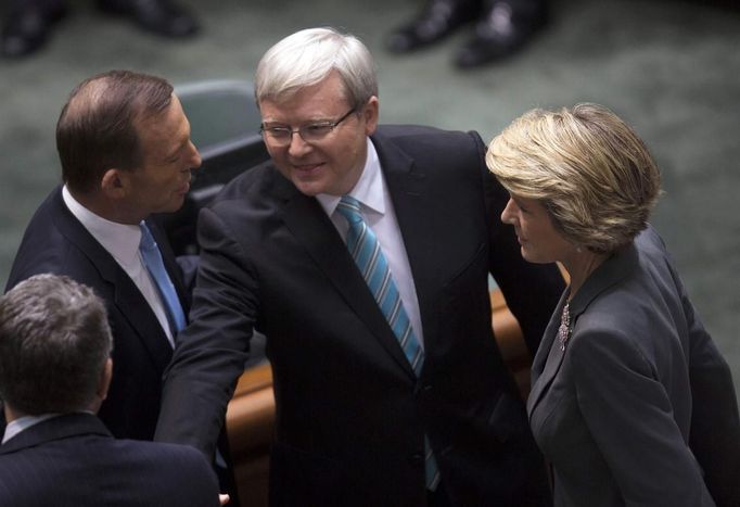 Staronový australský premiér Kevin Rudd (uprostřed) se zdraví se zástupci opozice Tonnym Abottem (vlevo) a Julií Bishopovou.