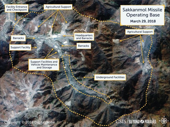 Jeden ze snímků utajených severokorejských základen a vojenských objektů, zveřejěných Centrem pro mezinárodní a strategická studia.