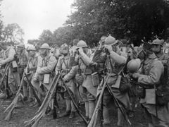 Prohlídka plynových masek čs. dobrovolníků v Cognacu před odchodem na frontu v roce 1917.