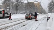 Podle policie se v metropoli nestala žádná závažnější nehoda, dopravní policisté vyjížděli jen k mnoha drobnějším kolizím, uvedl policejní mluvčí Jan Rybanský. Komplikovanější byl provoz na příjezdových tazích do hlavního města, problémy byly hlavně na pražském okruhu.