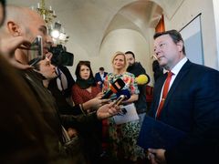 Ministr Antonín Staněk novinářům vysvětluje odvolání Jiřího Fajta.