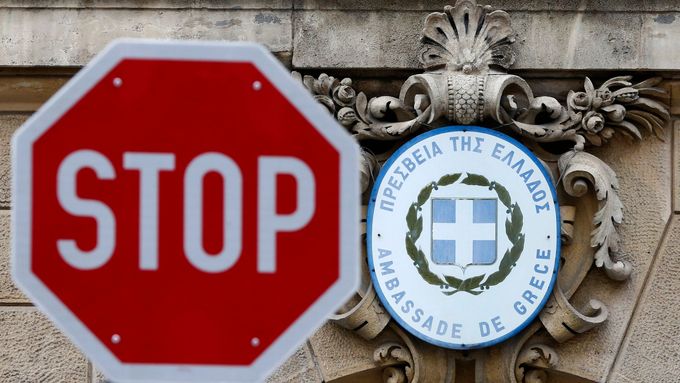 Trocha symboliky. Značka Stop u řeckého velvyslanectví ve Vídni.