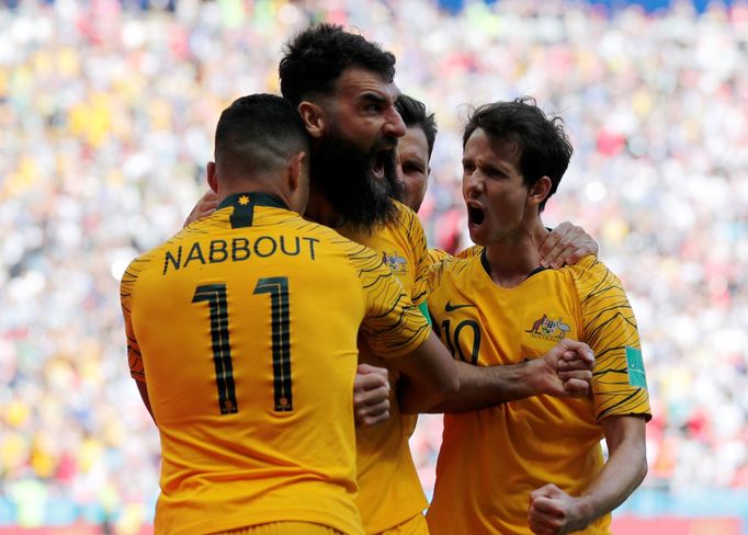 Mile Jedinak slaví svůj gól v zápase Francie - Austrálie na MS 2018