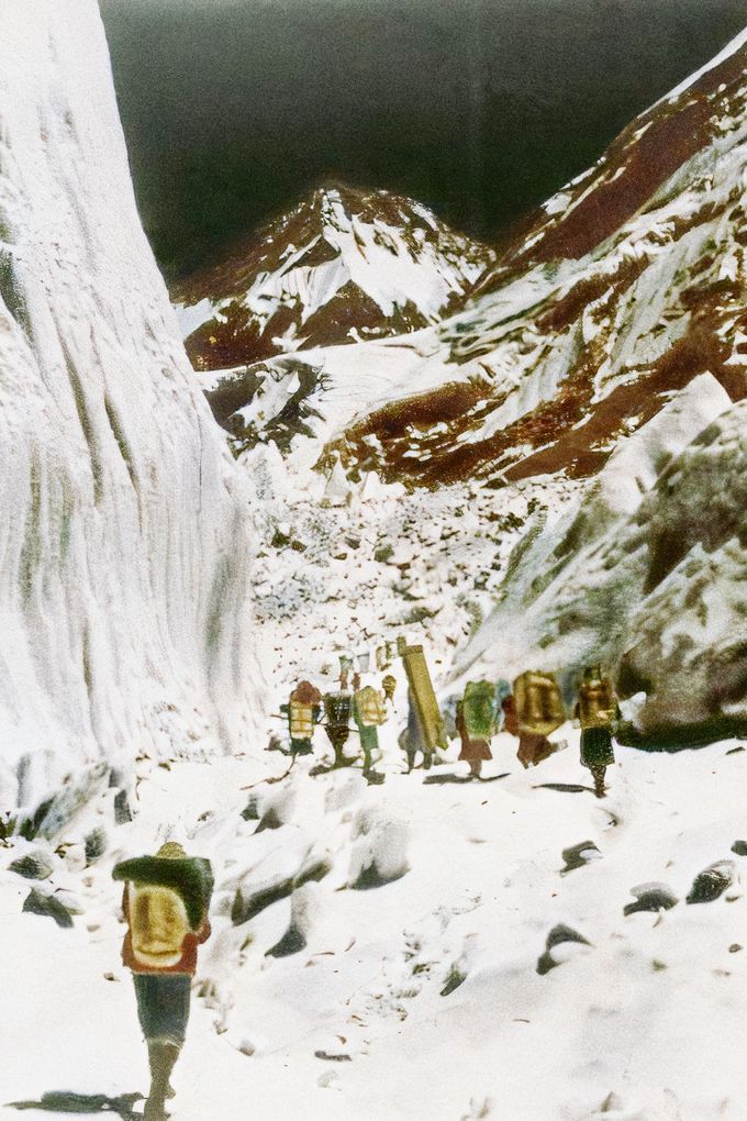 Expedice během výstupu na Everest na jaře roku 1953. Záběr z barevného dokumentárního filmu "Dobytí Everestu", který v roce 1953 uvedl do kin Novozélanďan George Lowe.