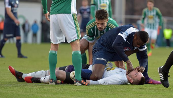 Francis Koné vytahuje zapadlý jazyk Martinovi Berkovcovi