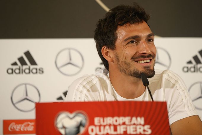 Mats Hummels na TK před zápasem s českým týmem v kvalifikaci na MS 2018