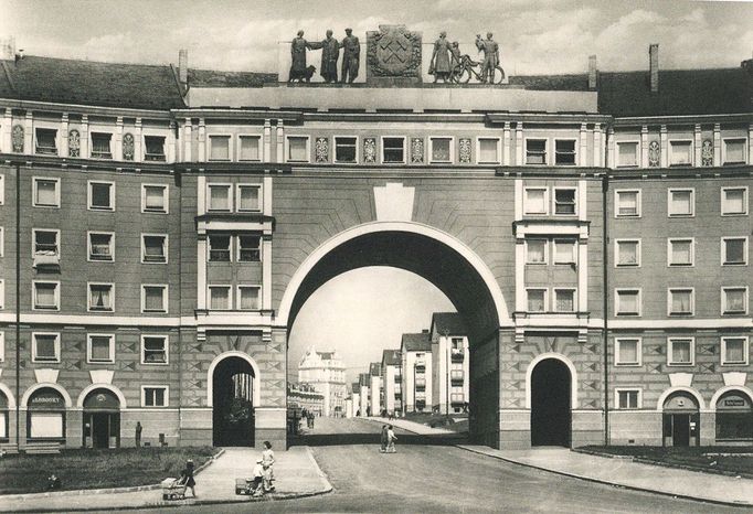 Ukázka z knihy Ondřeje Durczaka „Vzhůru do dolů! - Fotografické album průmyslového a kulturního dědictví uhelného hornictví ostravsko-karvinského revíru“ z roku 2023.