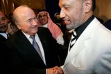 Bývalý šéf asijské konfederace a kandidát na předsedu FIFA Mohamed bin Hammám  (vpravo) údajně nabízel úplatek ve výši 40 tisíc dolarů delegátům, za který měli pro Katařana hlasovat ve volbách FIFA proti tehdejšímu předsedovi Blatterovi (vlevo na snímku). Bin Hammám dostal v červenci 2012 doživotní distanc a poté, co jeho korupční jednání vyšlo najevo, ještě před volbou svou kandidaturu stáhl a křeslo udržel Blatter.