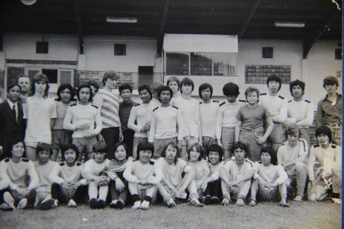 Přátelský česko-vietnamský zápas fotbalových týmů na VŠ (otec pátý zleva, dolní řada)