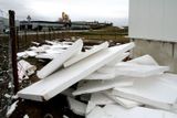To nejsou ledové kry. Takto si vítr pohrál s polystyrénovými izolačními deskami připravenými na stavbě nové tovární haly na okraji Písku. Některé odnesl i sto metrů daleko.