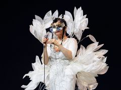 Björk se do Prahy vrátila po čtvrtstoletí.