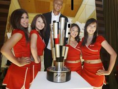 Trofej pro vítěze Velké ceny Singapuru už je nablýskaná. (Nahoře její designér.)