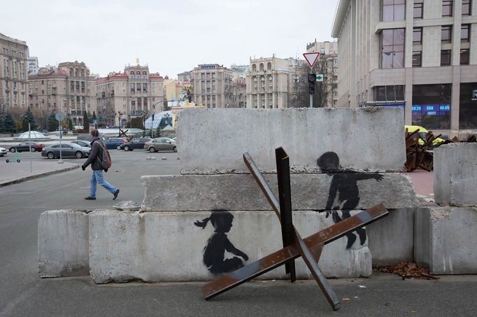 Banksy nepotvrdil pravost nástěnné malby, na které dvě děti používají "ježka", tedy protitankovou překážku, jako houpačku.