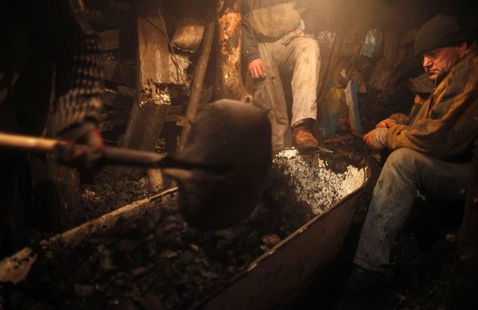 An illegal miner loads coal into a bathtub at a mine in the village of Stranjani, near Zenica, December 11, 2012. There are about 20 illegal mines in the area, where Bosnians dig for coal with their bare hands and use makeshift tools, such as bathtubs, to transport the coal. One bag of their coal is sold for 3 euros ($4 dollars), which is popular with the locals as it is cheaper than the coal sold at the city mine. REUTERS/Dado Ruvic (BOSNIA AND HERZEGOVINA - Tags: CRIME LAW BUSINESS ENERGY SOCIETY) BOSNIA AND HERZEGOVINA OUT. NO COMMERCIAL OR EDITORIAL SALES IN BOSNIA AND HERZEGOVINA Published: Pro. 11, 2012, 4:39 odp.