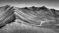 Neobyčejné panoramatické snímky z Jižní Ameriky pořízené během patnácti let zachycují dechberoucí horské krajiny, magická místa v džungli i víru místních lidí v Matku Zemi, která dává život. Fotograf Michal Brouček je nyní vydal v knize nazvané Pachamama. Na snímku je "duhová hora" Montaña de Siete Colores v Peru.