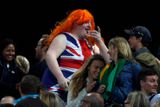 Britský fanoušek převlečený za ženu by v tělesné váze možná trumfl americkou vzpěračku Mangoldovou.