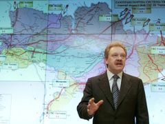 Šéf ukrajinské energetické společnostni Naftogaz Oleh Dubyna. Za ním je mapa plynovodů vedoucích přes Ukrajinu.