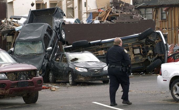 Policista stráží nezvykle vypadající prostory Union univerzity. Jackson, Tennessee