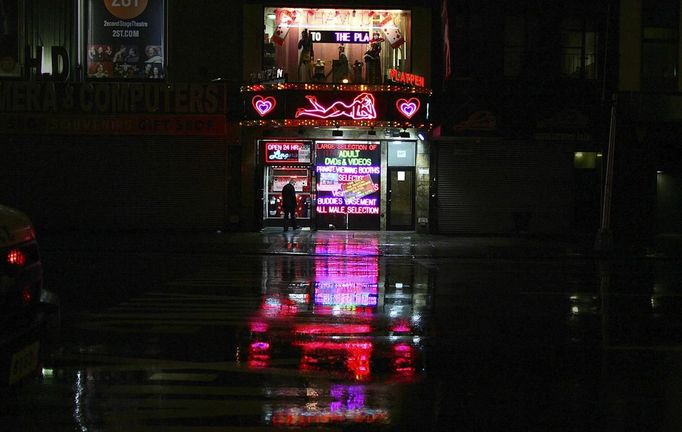 A sex shop is seen open near Times Square ahead of Hurricane Sandy in New York October 29, 2012. This is one of the few shops open for business on this block. REUTERS/Carlo Allegri (UNITED STATES - Tags: SOCIETY ENVIRONMENT DISASTER) Published: Říj. 30, 2012, 12:19 dop.