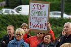 Smradu hafo, to je Vafo. Lidé v Praze protestovali proti továrně na psí krmivo