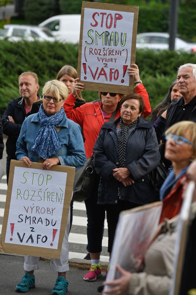 Protest proti továrně na psí krmivo.