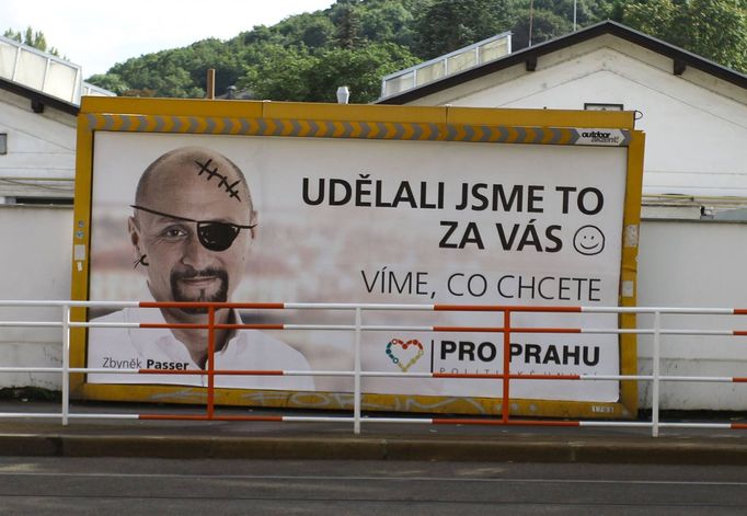 Na bizarnosti mu přidal neznámý kreslíř, když pirátsky stylizovaný kandidát rázem změnil smysl sloganu. Billboard v pražské Plzeňské ulici nafotil Martin Fabišík