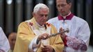 Papež Benedict XVI. světí oltář baziliky Sagrada Familia