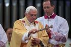 Papež Benedict XVI. světí oltář baziliky Sagrada Familia.