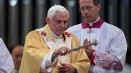 Papež Benedict XVI. světí oltář baziliky Sagrada Familia.