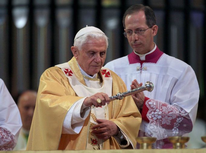 Papež Benedict XVI. světí oltář baziliky Sagrada Familia