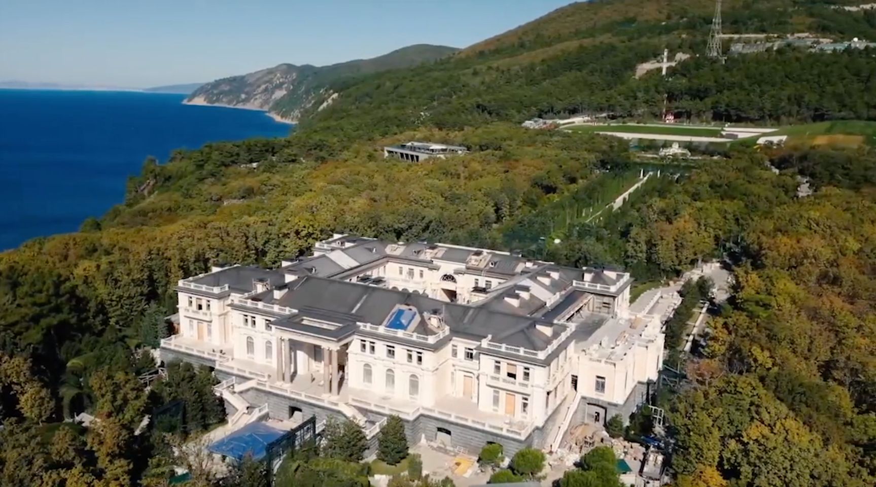 Údajný Putinův palác na dronových záběrech z dokumentu Alexeje Navalného.