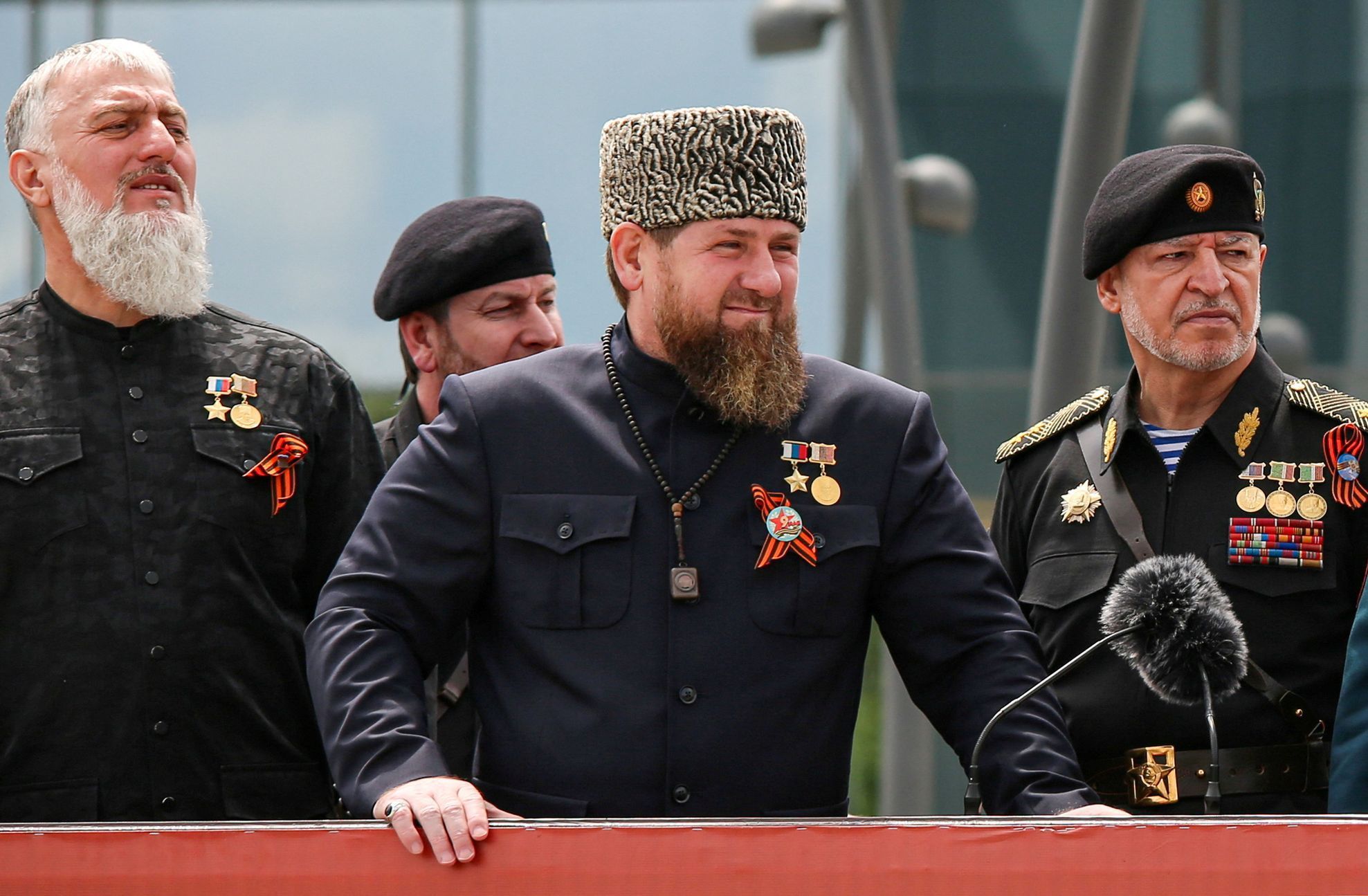 Adam Delimchanov (vlevo) s Ramzanem Kadyrovem na fotografii z 9.května v čečenské metropoli Grozném.