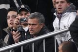 José Mourinho ovšem ani tak nebyl spokojen, a tak byl vykázán za protesty na tribunu.