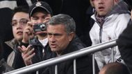 José Mourinho ovšem ani tak nebyl spokojen, a tak byl vykázán za protesty na tribunu.