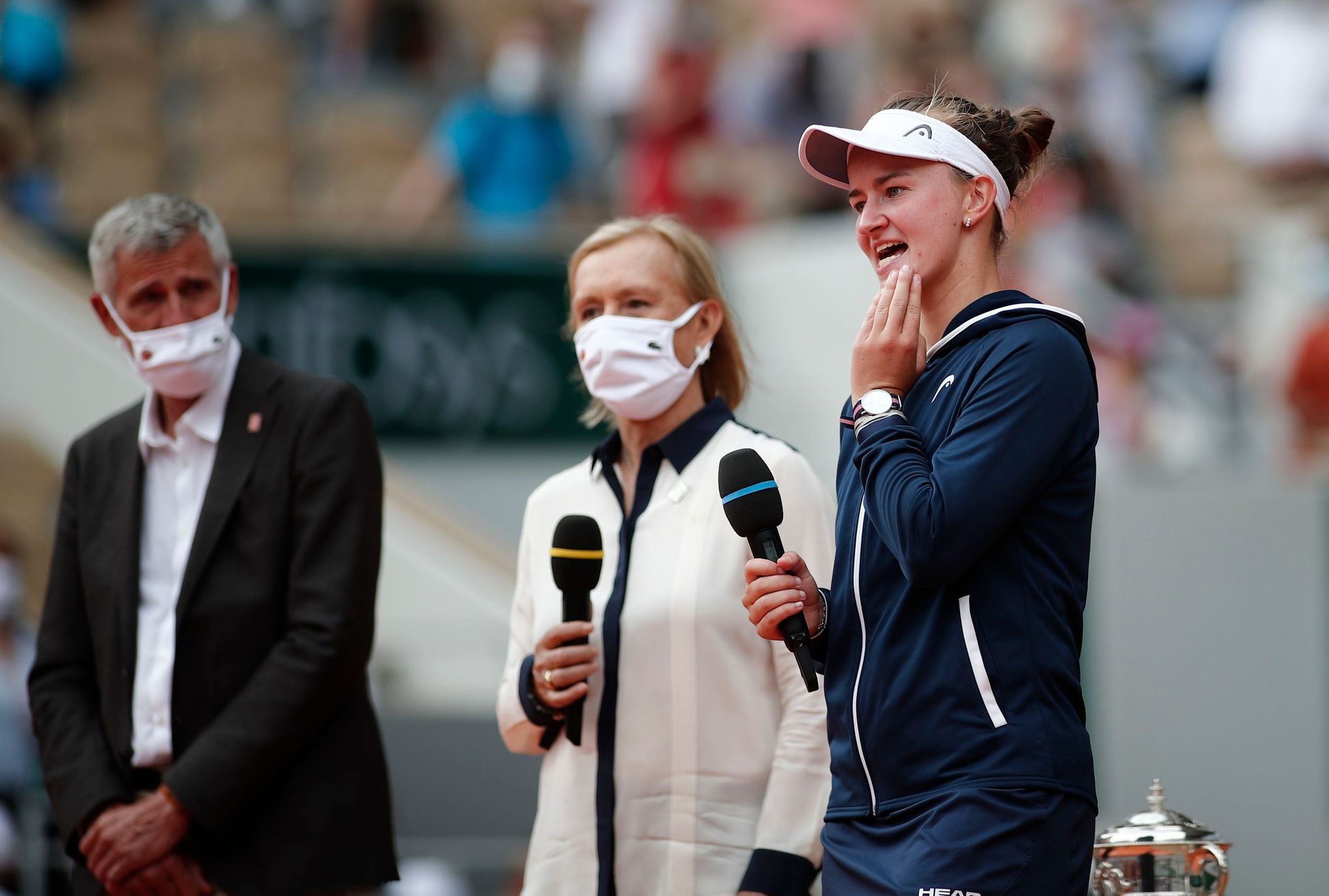 Barbora Krejčíková a Martina Navrátilová na vyhlášení finále French Open 2021