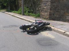 Srážka osobního vozu s motocyklistou. Ten nepřežil