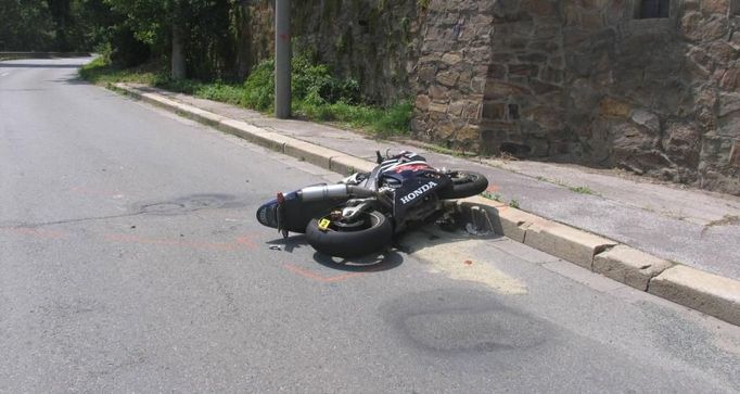 Srážka osobního vozu s motocyklistou. Ten nepřežil