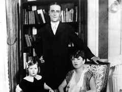 Francis Scott Fitzgerald, Zelda a dcera Scottie v jejich pařížském bytě v létě 1925.