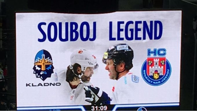 Záběry z hokejového zápasu souboj legend v čele s Jaromírem Jágrem a Petrem Nedvědem.