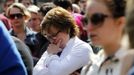 People observe a moment of silence for the victims of the Boston Marathon bombings marking a week to the day of the bombings at a memorial on Boylston Street in Boston, Massachusetts April 22, 2013. REUTERS/Jessica Rinaldi (UNITED STATES - Tags: CRIME LAW CIVIL UNREST) Published: Dub. 22, 2013, 8:01 odp.