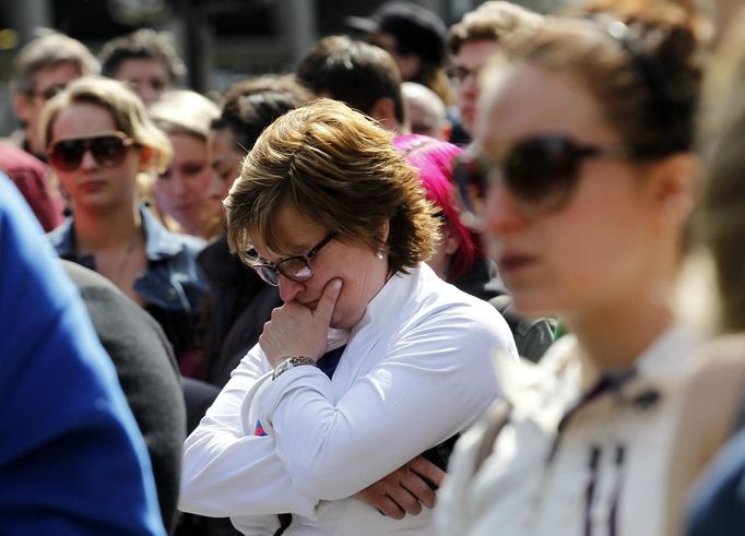 People observe a moment of silence for the victims of the Boston Marathon bombings marking a week to the day of the bombings at a memorial on Boylston Street in Boston, Massachusetts April 22, 2013. REUTERS/Jessica Rinaldi (UNITED STATES - Tags: CRIME LAW CIVIL UNREST) Published: Dub. 22, 2013, 8:01 odp.