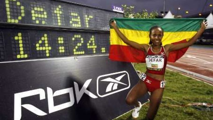 Etiopská vytrvalkyně Meseret Defarová pózuje vedle tabule s vlastním světovým rekordem na 5000 metrů žen na Velké ceně New Yorku 2006. Překoná jej letos v Ostravě?