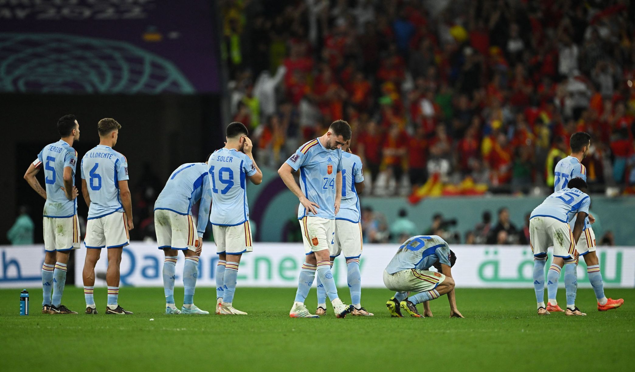Smutní Španělé po porážce v osmifinále MS 2022 Maroko - Španělsko