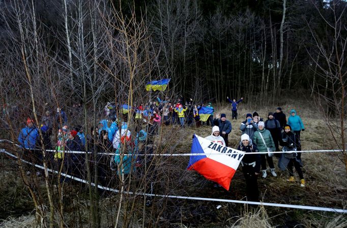 Fanoušci za branami areálu v Novém Městě na Moravě během sprintu žen v rámci SP