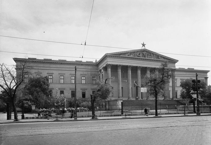 Maďarské národní muzeum v centru Budapešti, fotografie z roku 1953.