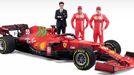 Nový monopost F1 Ferrari SF21 pro sezonu 2021 - Mattia Binotto, Carlos Sainz junior a Charles Leclerc